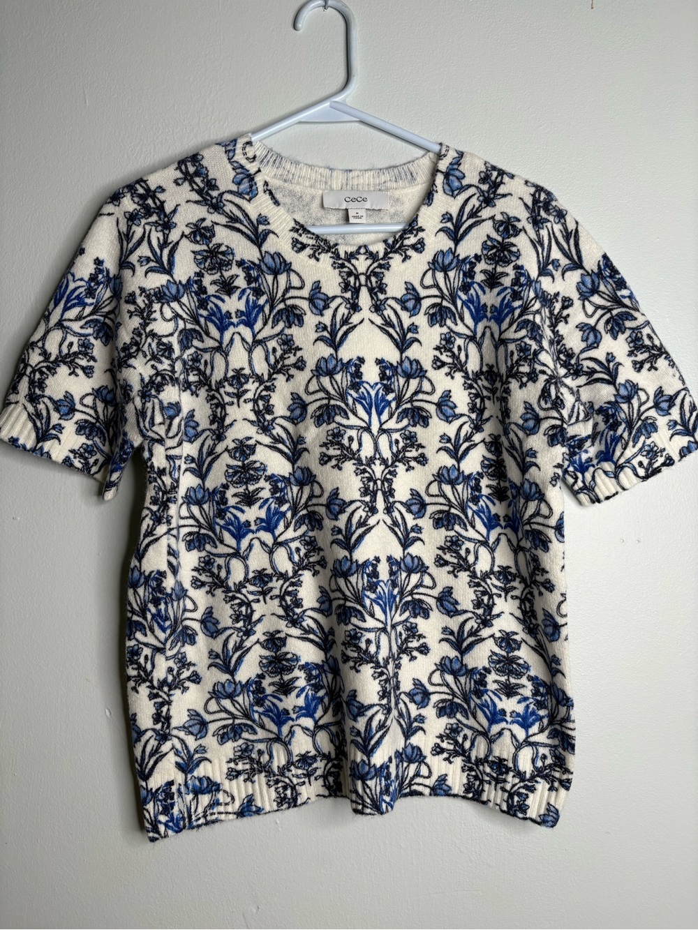 CeCe Cream & Blue Floral Short Sleeve Sweater Top Size medium